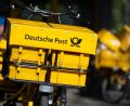 Symbolbild: Sven Hoppe/dpa
Ein Fahrrad von der Deutschen Post steht an einer Straße. Die Post hat massive Probleme bei der Briefzustellung.
