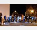 Bild: bk
Vor der Katharinenkirche in Thansüß beeindrucken der Posaunenchor und Janine Lobenhofer (links am Pult).