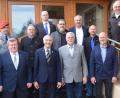 Bild: bö
Beim Verband der Reservisten der Deutschen Bundeswehr der Kreisgruppe Oberpfalz Mitte wurde Bertram Gebhard (vordere Reihe Mitte) erneut zum Vorsitzenden gewählt. Hier zusammen mit den anderen Mitgliedern des Vorstands. Die Verpflichtung in die Ämter hat Bezirksvorsitzender Manfred Zettl (vordere Reihe 5.v.li) vorgenommen.