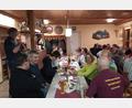 Bild: fvo
Die Gäste genießen die Köstlichkeiten beim Weinfest der Bayerntreu-Schützen.