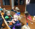 Bild: bk
Rund 60 Kinder warten mit Spannung auf den Beginn der Aufführung von Hermann Papacek. Die Buben und Mädchen sind verkleidet, passend zu Halloween.