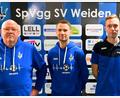 Bild: Dagmar Nachtigall/exb
Christian Most (Mitte) übernimmt ab Januar die Leistung des Nachwuchsleistungszentrums der SpVgg SV Weiden. Er beerbt den Trainer der Bayernliga-Mannschaft Rüdiger Fuhrmann (links). Mit im Bild ist Fabian Frey, Jugendleiter der SpVgg SV Weiden.