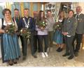 Bild: wro
Die amtierenden Schützenkönige und deren Vorgänger: von links Kathrin Schuller, Matthias Bauer, Fabian Stock, Karl Greger, Lenya Trottmann, Anika Schön und Andrea Bächer, die für Schützenliesl Julia Gmeiner die Ehrung entgegennahm. Es gratulierten (von rechts) Sportleiter Hubert Greil und die Stellvertreterin des Schützenmeisters, Kathrin Meyer.