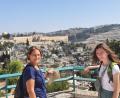 Bild: mr
Susi Lindner (links) und Sarah Koch in Jerusalem mit Blick auf Felsendom, Grabeskirche und Ölberg (rechts).