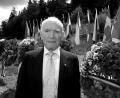 Archivbild: Armin Weigel/dpa
Der ehemalige KZ-Häftling Jack Terry steht 2012 in der KZ-Gedenkstätte in Flossenbürg. Jetzt ist er im Alter von 92 Jahren gestorben.