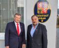 Bild: fvo
Miroslav Rauch (links) und Josef Beimler am Hostauer Rathaus