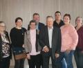 Bild: frd
Bei guter Gesundheit feierte Friedrich Martzak-Görke (Bildmitte mit Gattin Anna) zusammen mit seinen drei Kindern, vielen Familienangehörigen und Freunden den 80. Geburtstag. Unter den Gratulanten waren auch vom Krankenpflegeverein Niedermurach Renate Pflug (links), Bürgermeister Martin Prey (hinten links) und die Seniorenbeauftragte Marianne Rath (rechts).