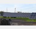 Bild: gf
Freiflächen-Photovoltaikanlagen auf 1,5 Prozent der Grün- oder Ackerflächen im Gemeindebereich hält der Poppenrichter Gemeinderat für vertretbar. Ausgenommen davon sind Naturschutz- und Überschwemmungsflächen, Biotope und Flächen mit überdurchschnittlicher Bonität. Entlang von Bahntrassen wie hier neben der Strecke zwischen Amberg und Nürnberg beim alten Bahnho fin Witzlhof (im Hintergrund) sind solche Anlagen aber gestattet.