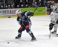 Archivbild: Gebert
Blue-Devils-Kapitän Dennis Thielsch (links) zieht im Spiel gegen Landsberg (10:2) ab. Am Wochenende treffen die Weidener auf den SC Riessersee und den EHC Klostersee.