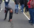 Bild: Houschka
Gemeinderäte am Ort des rätselhaften Geschehens. Einer zeigt: Die mit Teer zugegossenen Risse in einer neu trassierten Straße haben sich nach wenigen Wochen wieder geöffnet. Woher das kommt, weiß bisher keiner.