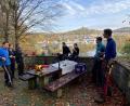 Bild: cro
JU-Vorsitzender Pius Stahl (Zweiter von rechts) freut sich über die gelungene Freischneideaktion am Aussichtspunkt von Flossenbürg.