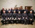 Bild: hmr
Im Bild die für 40 Jahre aktive Dienstzeit mit dem Feuerwehrehrenkreuz in Gold geehrten Feuerwehrdienstleistenden mit (stehend, von links) Bürgermeister Klaus Meyer, Kreisbrandinspektor Klaus Schicker, Landratsstellvertreter Günter Kopp und Kreisbrandrat Andreas Wührl (stehend, Fünfter von links) sowie Zweiter Bürgermeister Karlheinz Hoyer (stehend, rechts) und Kreisbrandmeister Wolfgang Fischer (stehend, Vierter von rechts) .