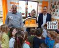 Bild: wec
Michael Elsner (links) übergibt Kindergartenleiterin Marina Hildebrand (Mitte) eine geschreinerte Krippe für den Kindergarten Sonnenschein. Bürgermeister Erich Meidinger dankt ihm dafür, und die Kinder zeigen sich begeistert.