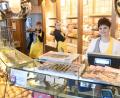 Bild: Gabi Schönberger
Ende November schließt die Bäckerei Göhl in Pressath. Alexandra Göhl (links) kümmert sich in den nächsten Wochen darum, dass die Mitarbeiter neue Stellen bekommen.