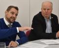 Bild: Petra Hartl
Matthias Schöberl (CSU) und Klaus Mrasek (ÖDP) stellen die Pläne für den Haushalt 2023 der Stadt Amberg vor.