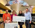 Bild: Aldi Süd/exb
Große Freude bei der Spendenübergabe (von links): Lars Pachmann, Vorsitzender des Hüttenvereins, mit seiner Tochter Lisa, Susanne Kunisch und Melanie Grab, die Vorsitzenden der Rehkitzrettung Amberg-Sulzbach, sowie Aldi-Regionalverkaufsleiter Christoph Obermeier.
