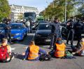 Bild: Lennart Preiss
Klimaaktivisten haben sich am Karlsplatz in der Münchner Innenstadt auf die Fahrbahn geklebt und blockieren die Straße.