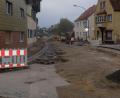 Bild: Stefanie Gradl
Die Bauarbeiten in der Bahnhofstraße laufen zügig weiter. Wenn alle Granitborde gesetzt sind, soll Mitte November bereits der Abschnitt beim Feuerwehrhaus asphaltiert werden.