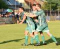 Archivbild: Gebert
Der SV Mitterteich gastiert am Samstag beim FC Vorwärts Röslau. Das Hinspiel (Szene) gewannen die Stiftländer durch zwei Tore von Frantisek Nedbaly (links) mit 2:0. Mit dem Spielertrainer freuen sich Marco Kießling (rechts) und Sebastian Bilz.
