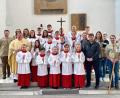 Bild: whü
Pfarrer Sven Grillmeier (Dritter von links) zelebrierte den Gottesdienst zum 25. Dienstjubiläum von Pastoralreferent Robert Schultes (Vierter von rechts).