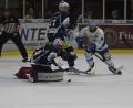 Bild: Gebert
Die Blue Devils bezwangen am Freitag den SC Riessersee mit 4:1. In dieser Szene klärt der überragende Goalie Jaroslav Hübl gegen den Garmischer Alexander Höller, hinten Elia Ostwald.