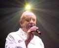 Bild: Sven Hoppe/dpa
Alfons Schuhbeck singt bei der Premierengala der neuen Show "Moonia" im "Teatro".