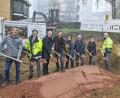 Bild: Florian Miedl/fph
Spatenstich für die neue Heizzentrale: Im Bild von links Stewog-Geschäftsführer Mario Wuttke, ESM-Geschäftsführer Klaus Burkhardt, Oberbürgermeister Oliver Weigel, Thorsten Rupprecht von der gleichnamigen Baufirma, die technische Koordinatorin der Allgemeinen Baugenossenschaft Martina Koller, Matthias und Lucia Scheiblich von der Heizungsbaufirma Scheiblich sowie Projektkoordinator Dominik Blechschmidt.