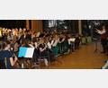 Bild: wel
120 junge Musikerinnen und Musiker spielten beim Kreisjugendkonzert in der Schwarzachtalhalle. Markus Held leitete das Gesamtensemble