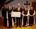 Bild: hmr
Mit einer Spende in Höhe von 25.000 Euro stärkt der Verein der "Klosterfreunde von Waldsassen" die Eigenmittel der Abtei. Im Bild (von links) Vorsitzende Monika Hohlmeier, Äbtissin Laetitia Fech, Schwester Agnes, Schatzmeister Thomas Böhm und die Schwestern Sophia, Mechthild und Raphaela vom Konvent.