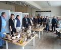 Bild: rlö
Museumsleiter Herbert Übelacker (Vierter von rechts) informiert die Mitglieder des Museumsträgervereins über den Stand der Arbeiten zur Einrichtung der Dauerausstellung "Naturkundeunterricht".