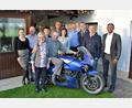 Bild: kki
Pfarrer Jaison Thomas und Bürgermeister Dietmar Schaller (von rechts), seine Familie und Vereinsvertreter gratulierten dem nach wie vor aktiven Motorradfahrer zum runden Geburtstag.