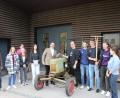 Bild: Felix Schäffer/exb
Das P-Seminar „Geräusche“ des Johann-Andreas-Schmeller-Gymnasiums übergibt Ergebnisse ans Freilandmuseum.