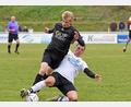 Bild: Gebert
Der Waldershofer Fabian Schöffel (rechts) grätscht Jakob Völkl vom FC Tirschenreuth rigoros ab. Der TSV gewann auch im Sportpark mit 2:1, es war bereits der neunte Sieg in Serie.