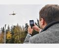 Bild: Florian Miedl/fph
Baumfällaktion auf der Luisenburg: Bürgermeister Nikolas Lahovnik beobachtet das Spektakel.