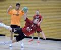 Bild: Hubert Ziegler
Simon Sehnke vom HC Sulzbach kann sich geschickt am Kreis durchsetzen und das 30:24 für seine Mannschaft werfen. Der Bayreuther Janik Hinkelmann (Mitte) ist bereits geschlagen, Mannschaftskamerad Jonas Rohrbach (links) in der Beobachterposition.