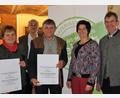 Bild: Hirsch
BBV-Kreisobmann Josef Irlbacher, Kreisbäuerin Sabine Schindler (von rechts) und Geschäftsführer Josef Wittmann (Zweiter von links) verabschiedeten Ortsbäuerin Barbara Ruhland (links) und Ortsobmann Josef Prechtl (Dritter von links) und überreichten ihnen eine Urkunde.