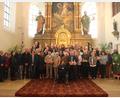 Bild: flt
Pater Beschi und Pfarrer Thomas Thiermann (von rechts) beglückwünschten die 32 Jubelpaare, die gemeinsam ihr Ehejubiläum in der Pfarrkirche St. Georg feierten.