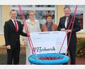 Bild: lst/exb
Filialdirektor Christian Wolf (links) von der HypoVereinsbank Weiden und Tobias Wolf (rechts), der als ehrenamtlicher Vorstand in mehreren der Stiftungen der HypoVereinsbank Region Bayern Nord tätig ist, überreichten am Freitagvormittag an HPZ-Vorstandsmitglied Claudia Prommersberger (Zweite von links) und an stellvertretende Vorstandsvorsitzende Brigitte Krause (Zweite von rechts) einen Spendenscheck über 3000 Euro