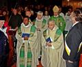 Bild: R. Kreuzer
Bischof Rudolf Voderholzer (grünes Gewand) zieht mit den weiteren Pfarrern, Ministranten und den "Knights of Columbus" in die St. Elisabethkirche in Weiden ein.
