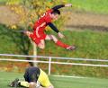 Bild: Hubert Ziegler
Torhüter Maximilian Hauer (am Boden) von der DJK Ensdorf hat den Ball sicher, Michael Mehringer vom SV Schmidmühlen hat keine Chance, an den Ball zu kommen, brilliert dafür mit einer artistischen Einlage.