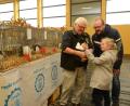 Bild: bey
Kuschelige Langohren haben bei der Ausstellung der Kleintierzüchter einfach die meisten Fans. Landrat Andreas Meier (rechts) kam zu einem privaten Besuch mit seinem Töchterchen zur Ausstellung. Vorsitzender Karl Luber (links) holt schnell einen Hasen aus dem Käfig, der dann viele Streicheleinheiten erhält.