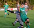Bild: ham
Manuel Löffelmann (rechts) vom FC OVI/Teunz und der Schwarzenfelder Mathias Meßmann im Zweikampf. Die beiden Teams der Spieler trennten sich 1:1.