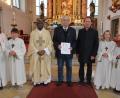 Bild: kro
Georg Stiebeiner (Mitte) war 20 Jahre lang Mesner in Griesbach. Nun wurde er von Pfarrer Dr. Charles Ifemeje verabschiedet. Ab 1. Januar übernimmt Pfarrgemeinderatssprecher Stefan Wurm (rechts) den Mesnerdienst.
