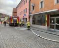 Symbolbild: lei
Über eine Steckleiter rettete die Feuerwehr eine Person von einem Vordach