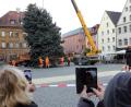 Bild: Wolfgang Steinbacher
Der Christbaum wird auf dem Amberger Marktplatz aufgestellt.