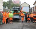 Bild: exb/Gemeinde Püchersreuth
Bürgermeister Rudolf Schopper und die Bauhofmitarbeiter aus den fünf Gemeinden nehmen den neuen gemeinsam beschafften Sinkkastenheber in Empfang.