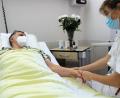 Bild: Marie Ehras/exb
"Painnurse" (Schmerzkrankenschwester) Hanne Aumeier bei der Aromatherapiebehandlung einer Patientin im Krankenhaus St. Anna in Sulzbach-Rosenberg.