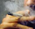 Symbolbild: Daniel Karmann/dpa
Ein Mann raucht einen Joint mit Marihuana. Ein 50-Jähriger stand vor dem Amberger Landgericht, weil ihm vorgeworfen wurde, Drogen im großen Stil verkauft zu haben.