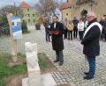 Bild: fg
Pfarrer Stefan Fischer (links) von der evangelischen KIrchengemeinde und Diakon Richard Sellmeyer segnen in Hirschau den Meilenstein an der Goldenen Straße.