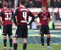 Bild: Daniel Karmann/dpa
Völlig frustriert: Die Club-Spieler(von links) Christoph Daferner, James Lawrence und Erik Wekesser könnes die Niederlage gegen Aufsteiger Magdeburg nicht fassen.
